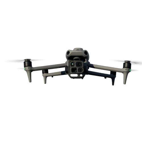 dron v letu proti bielej stene